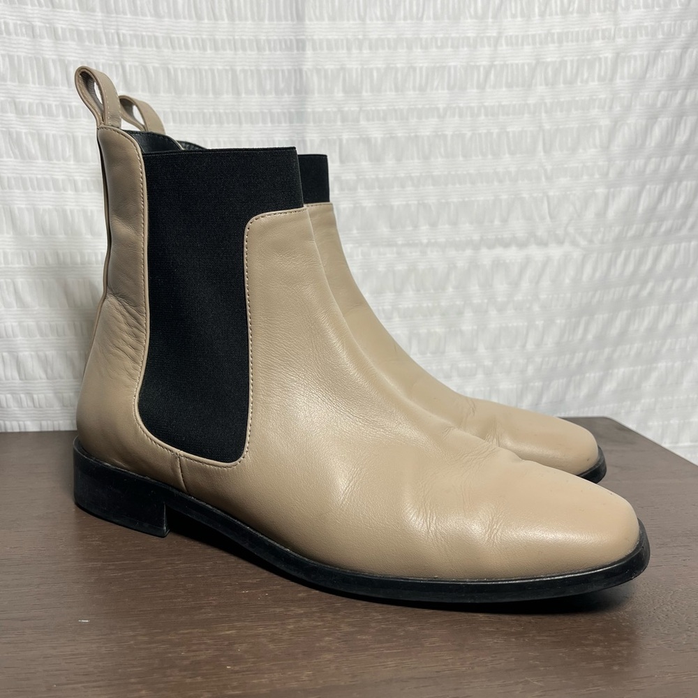Everlane Italian Leather Square Toe Chelsea Boot in Biscuit Size 9